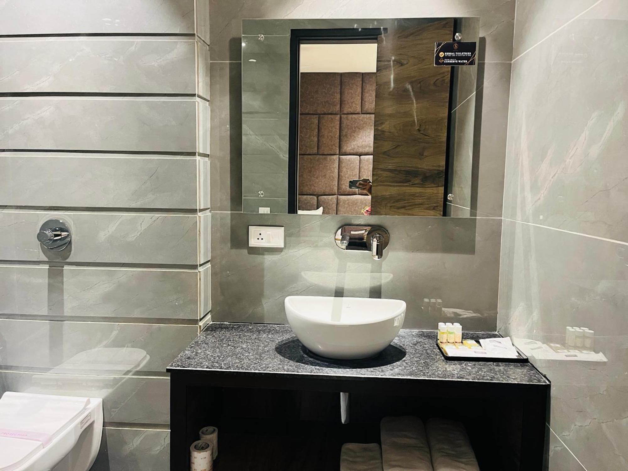 Hotel At Residency Kaushambi Couple Friendly Ghaziabad Exterior photo